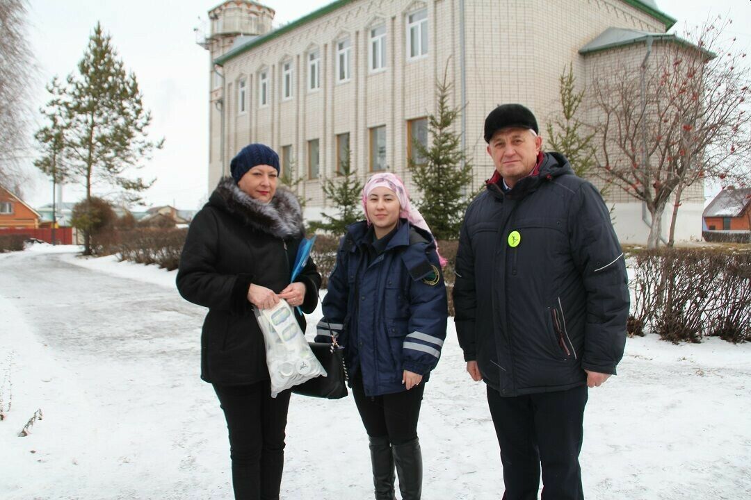 Татарстанда ЮХИДИ хезмәткәрләре мәчеткә килүчеләргә яктылык кайтаргыч билге таратты