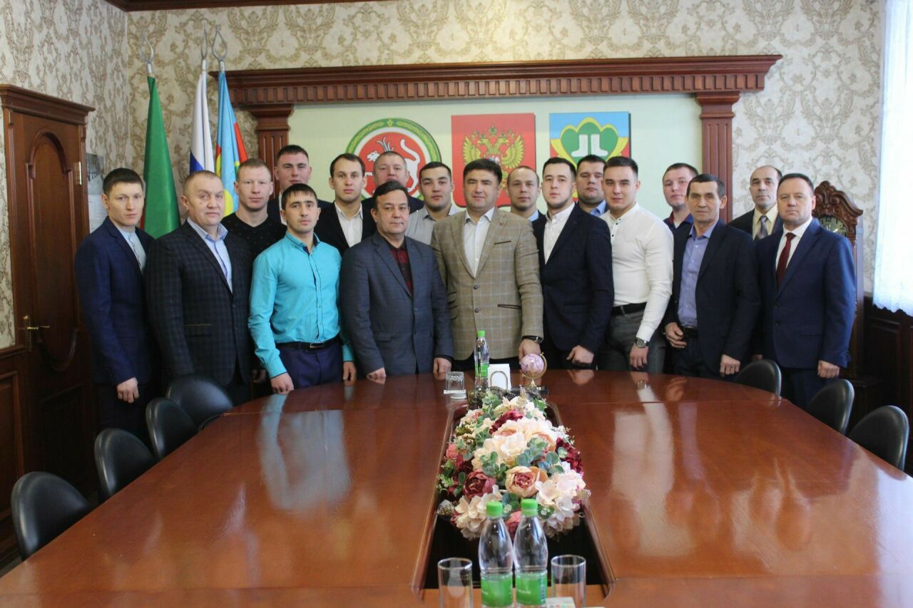 Кукмара район башлыгы көрәшчеләргә акчалата бүләк тапшырды