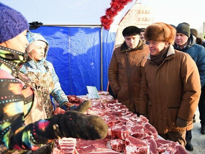 Түбән Кама мэры авыл хуҗалыгы ярминкәсеннән каз сатып алган