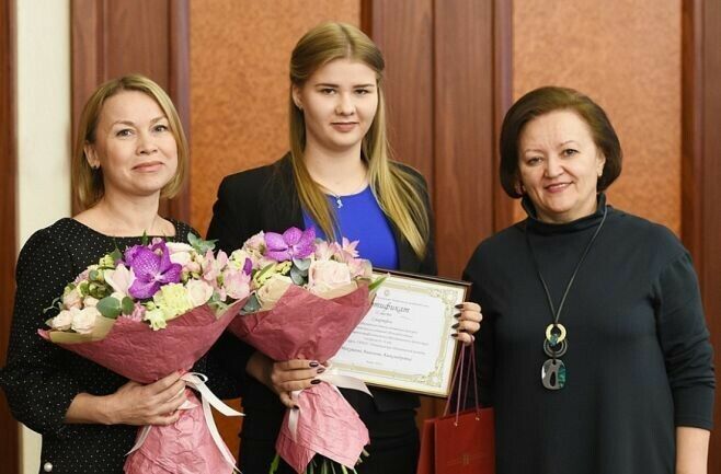 Түбән Кама кызы нәсел шәҗәрәсен рәсем итеп чигеп, республика бәйгесендә җиңү яулаган
