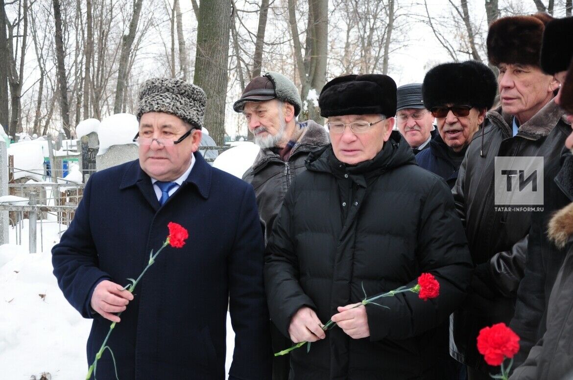 Бүген күренекле татар язучысы Әмирхан Еники каберенә зиярәт кылынды