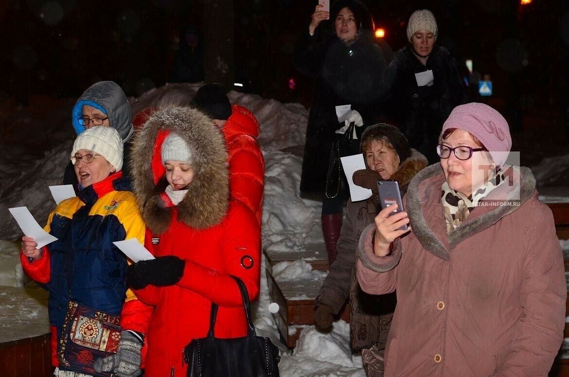 Илһам Шакировны искә алырга Аксёнов скверына килүчеләр "Идел буе каеннарын" җырлады