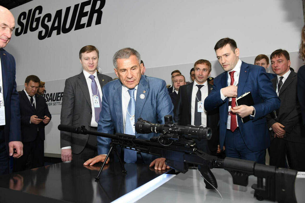 Татарстан Президенты Абу-Дабида IDEX-2019 оборона күргәзмәсе экспозициясен карады

