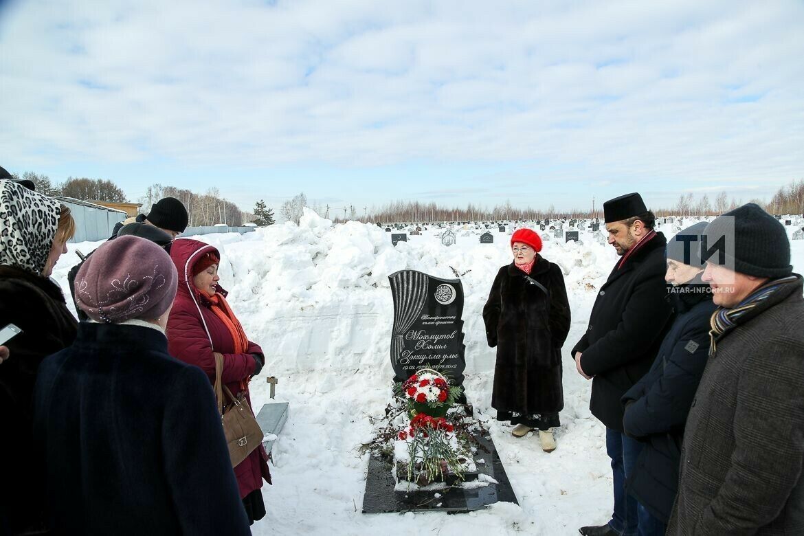 Тинчурин театры артистлары Хәлил Мәхмүтов каберенә зыярәт кылды