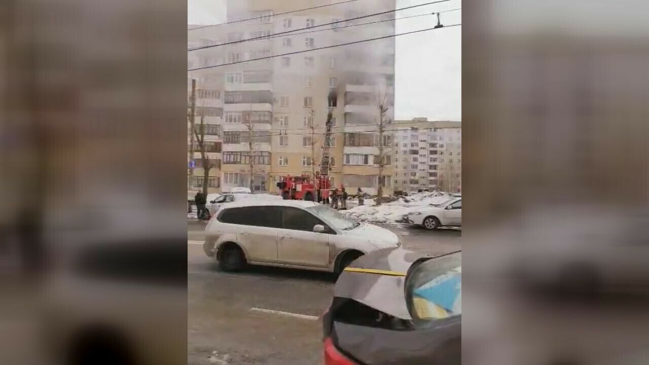 Казанда янгын сүндерүчеләрнең ут капкан фатирдан ир-атны коткаруын видеога төшергәннәр