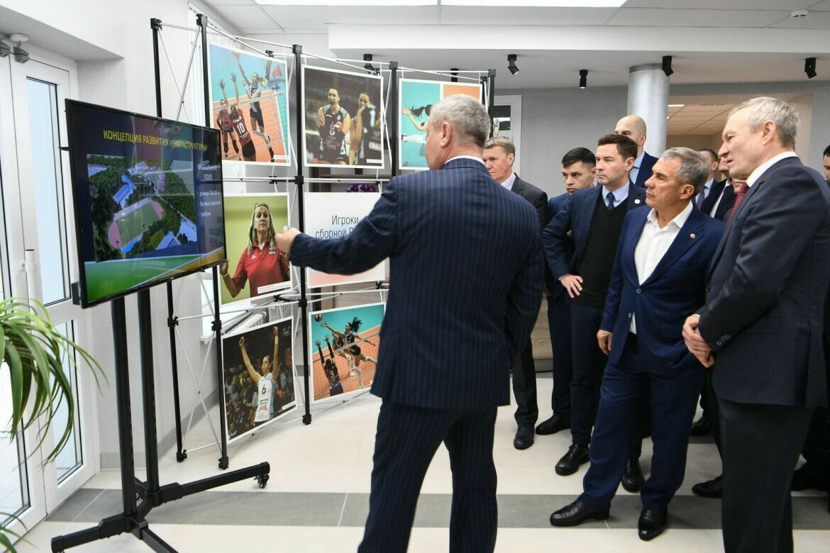 Рөстәм Миңнеханов Казанда Гамова волейбол мәктәбендә булды
  