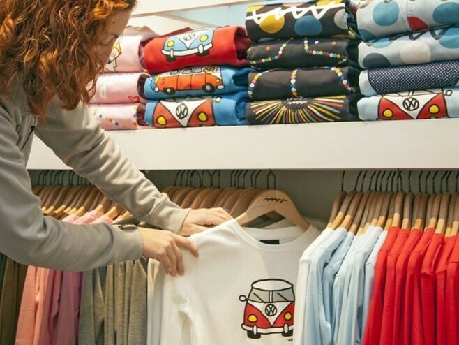 Түбән Камада балалар яктылык кайтаргыч билгеләре булган өс киемнәре тәкъдим иттеләр