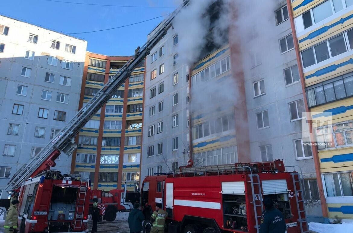 Әлмәттә күпкатлы йортта ике фатир һәм өч балкон берьюлы янган