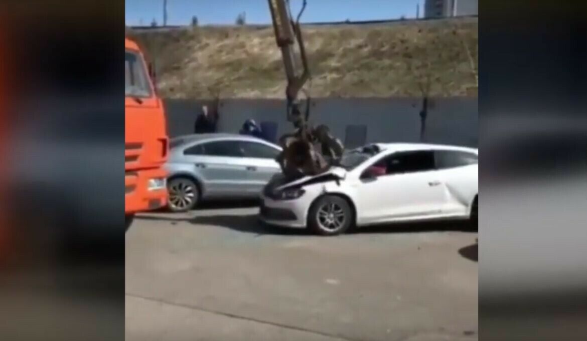 Казанда иномарканы автокран ярдәмендә утильләштерүне видеога төшереп алганнар