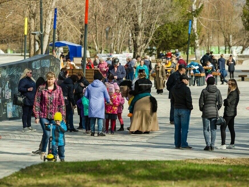Түбән Камада Октябрьнең 50 еллыгы урамына багышланган зур бәйрәм оештырылды