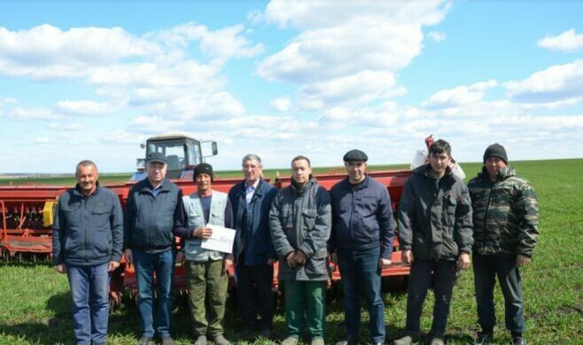 Сарманда язгы кыр эшләрендә катнашучы алдынгы механизаторларны бүләкләделәр