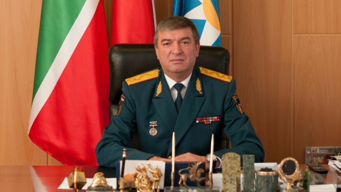 Рафис Хәбибуллин Россия янгын сүндерүчеләр көне белән котлады