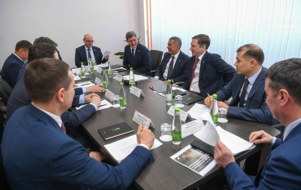 Миңнеханов "Ренова" җитәкчелеге вәкиле белән сәнәгатьне цифрлаштыру турында фикер алышты