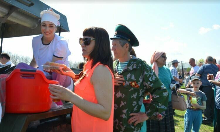 Сарманда Җиңү көненә солдат боткасы пешергәннәр