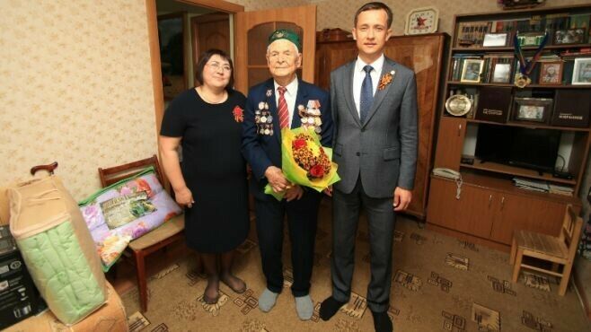 Әлмәт районы башлыгы Бөек Ватан сугыш ветеранын котлады