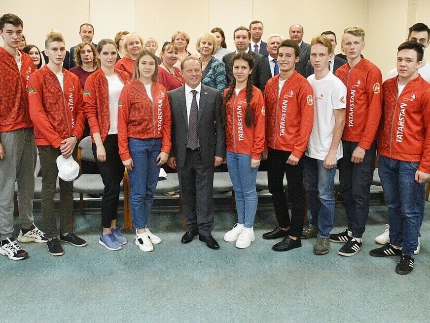 Айдар Метшин "Яшь профессионаллар" чемпионатында катнашучылар белән очрашты