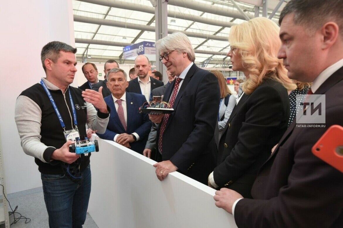 Татьяна Голикова һәм Рөстәм Миңнеханов WorldSkills стендларын карады