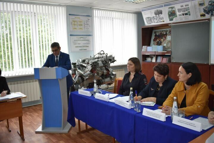 Апаста балигъ булмаганнар хокук бозуы буенча кисәтү эше турында сөйләштеләр