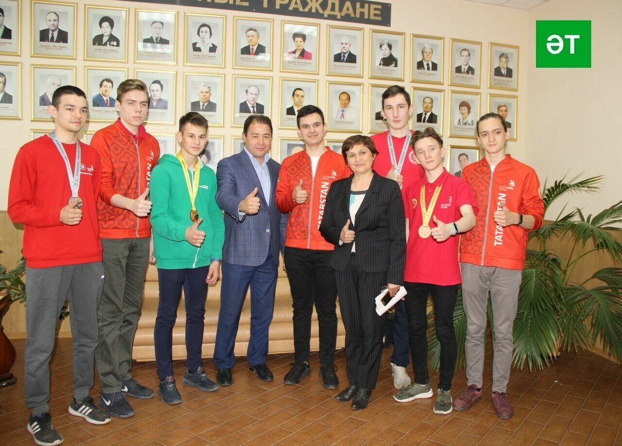 Әлмәт районы башлыгы яшь профессионаллар белән очрашкан