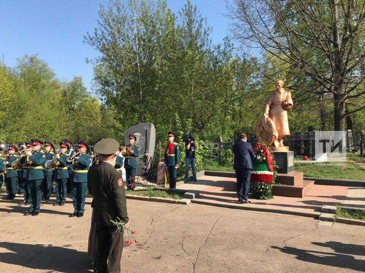 Алексей Песошин һәлак булган сугышчылар мемориалына чәчәк куйды