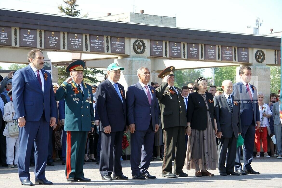 Рөстәм Миңнеханов мәңгелек утка чәчәкләр салу тантанасында катнашты