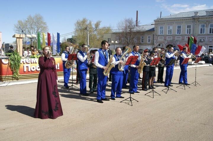 Чистай шәһәре бакчасында тынлы оркестр уйный