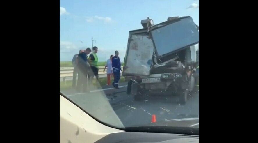 М7 трассасында җиңел автомобиль зур йөк машинасы астына килеп кергән