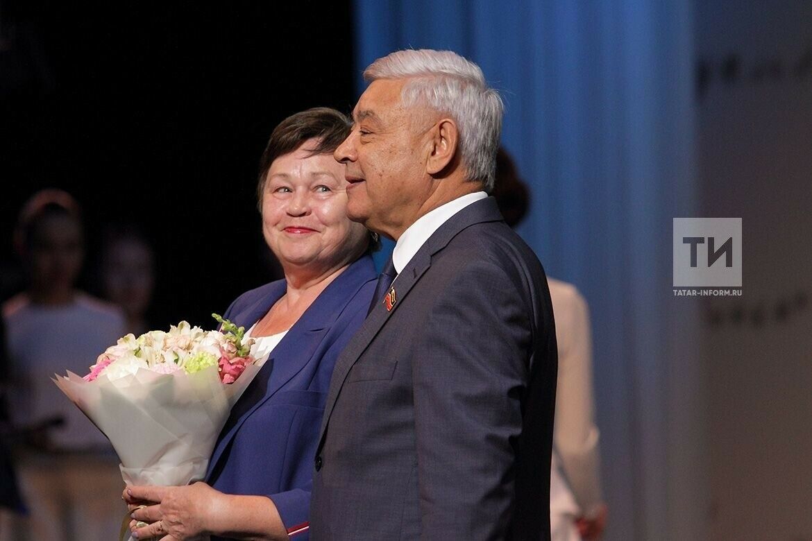 Мөхәммәтшин Татарстанның мәдәният эшлеклеләренә бүләкләр тапшырды 