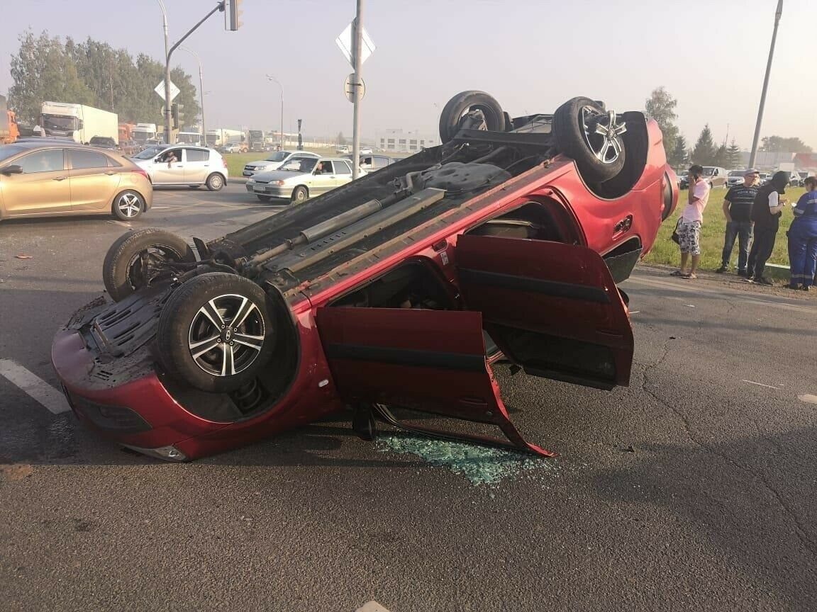 Аварии машин видео. Перевернутый автомобиль.