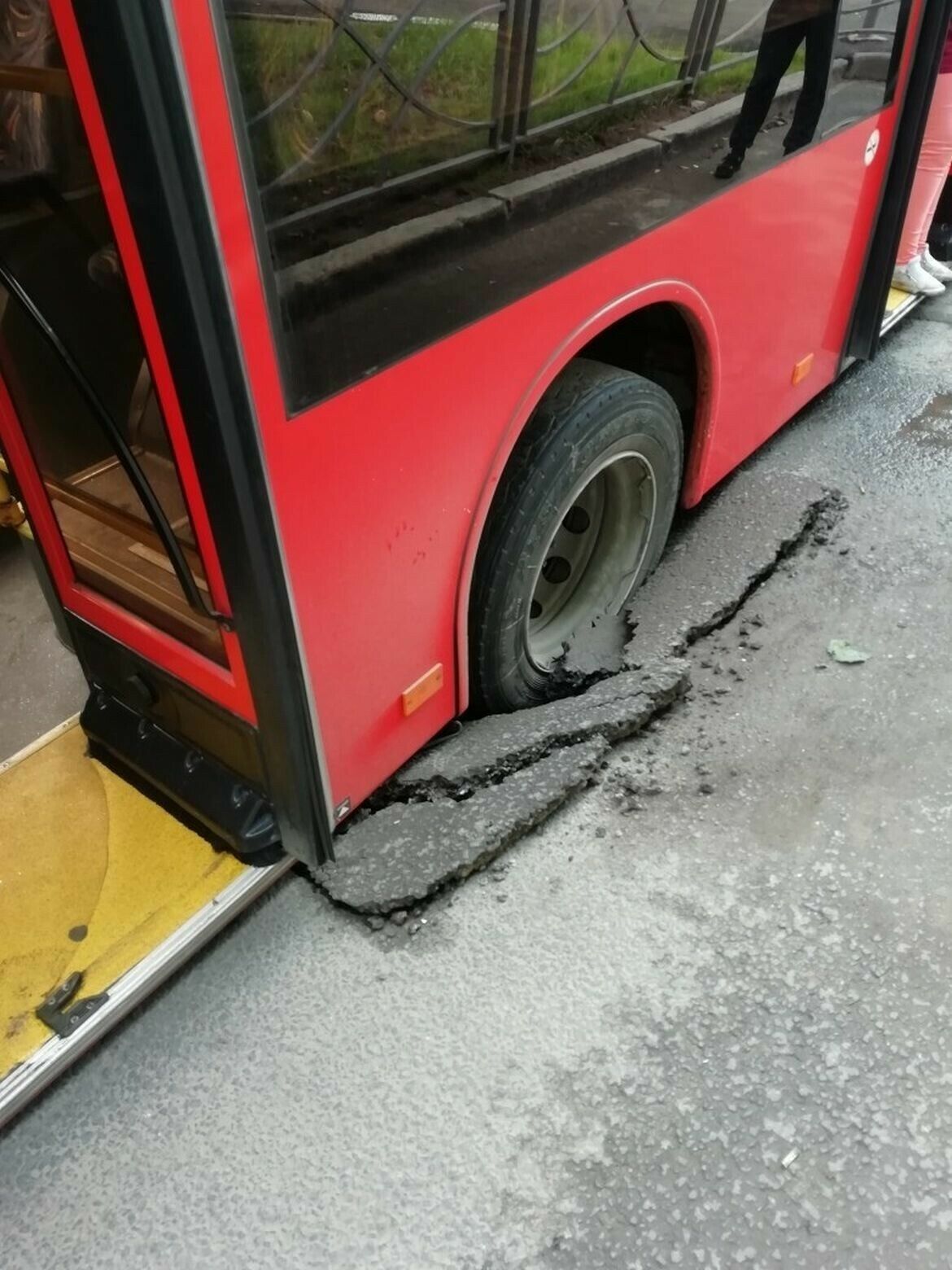 Автобус провалился в питере. Провал автобуса в питере. Автобус провалился в купчино. Автобус провалился в питере. Прорыв трубы в спб сегодня.