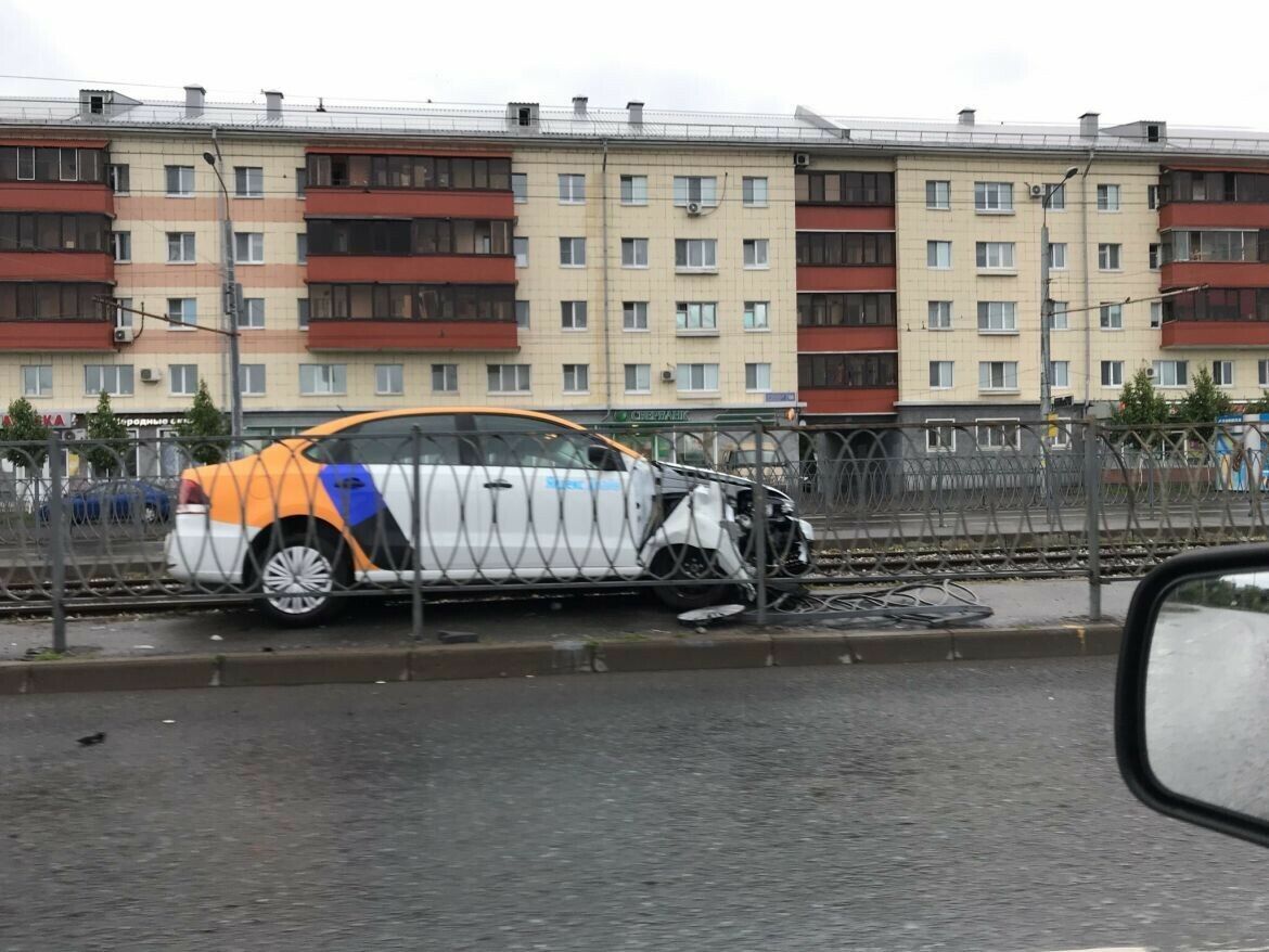 Казанда “Яндекс.Драйв” машинасы койманы җимереп, трамвай юлына чыккан
