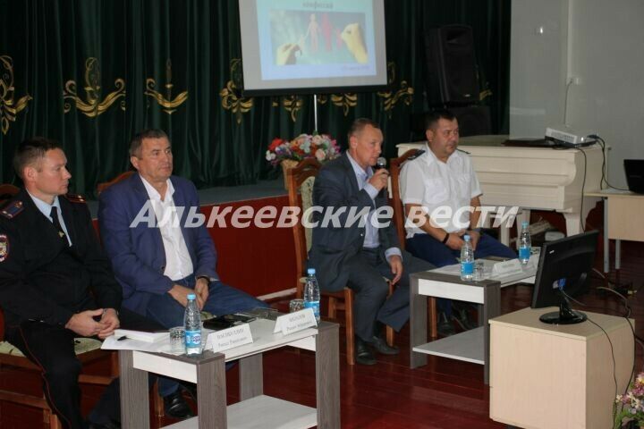 Әлки имамнары һәм атакайлары гаилә нык булсынга нәрсә эшләргә кирәклеген әйткән