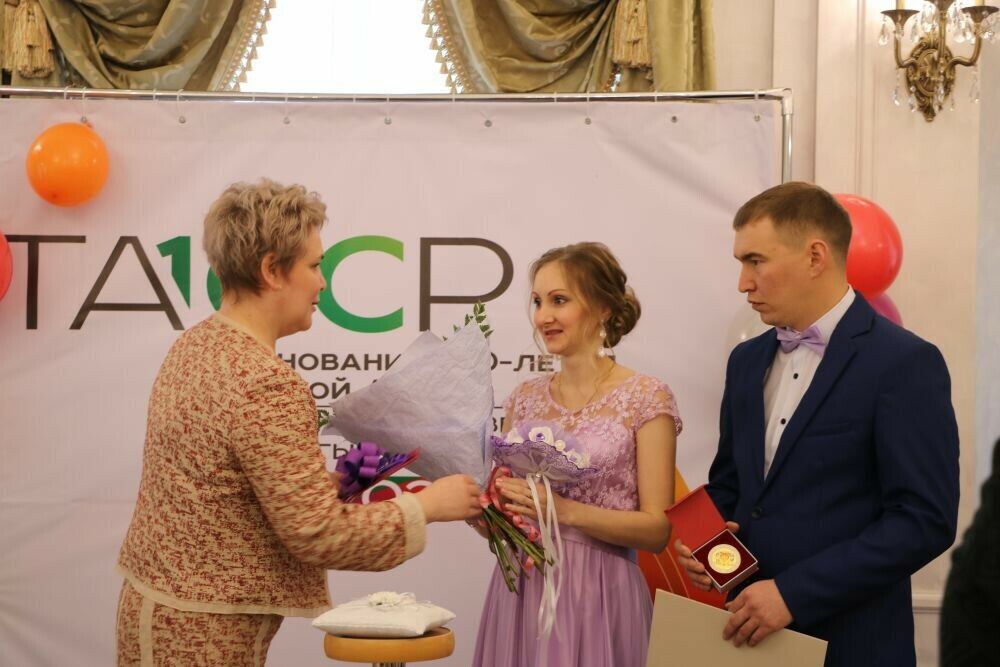 Лениногорскида яшь гаиләгә ТАССРның 100 еллыгы уңаеннан медаль тапшырылды