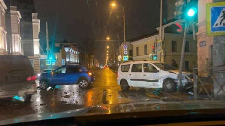 Казан үзәгендә ике җиңел автомобиль бәрелешеп, светофорны аудара язган 