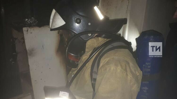 Әлмәттә янгын чыгу нәтиҗәсендә төтен белән тулган подъезддан ике кешене коткарганнар