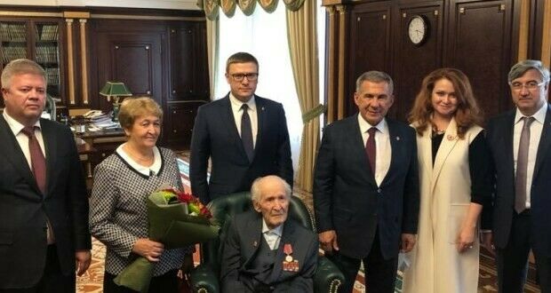 Рөстәм Миңнеханов Чиләбедә 103 яшьлек шагыйрьгә ТАССРның 100 еллыгы медален тапшырды