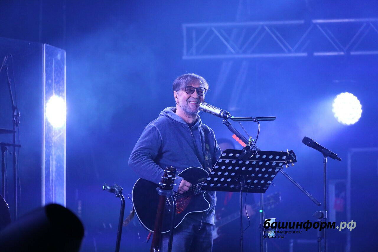 Юрий Шевчукның «ДДТ» төркеме вокалисты татарча «Тала-тала» җырын башкарды 