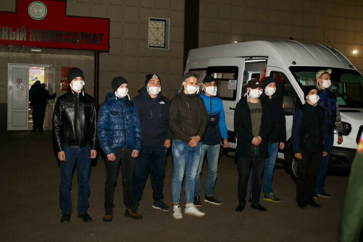 Бөгелмәдә көзге чакырылышның беренче егетләре армия сафларына китте