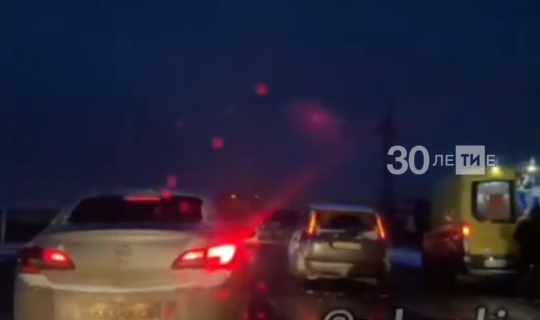 Казан янында машина йөртүче зебрадан чыгучы җәяүлене бәрдергән
