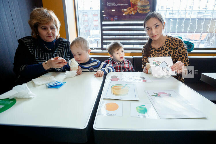 Татарстанда ятим һәм караучысыз калган 498 баланы быел яңа гаиләләр үзләренә алган