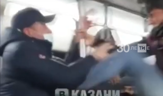 Казан кондукторының трамвайда пассажир белән сугышуын видеога төшергәннәр
