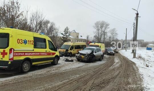 Казанда мәктәп автобусы белән булган авариядә өч кеше зыян күргән