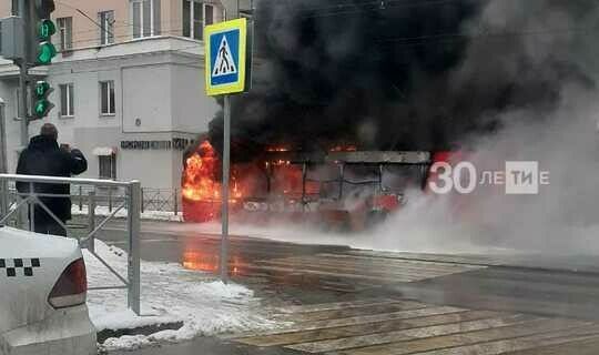 Казан үзәгендә пассажирлар утырган автобуска ут капкан