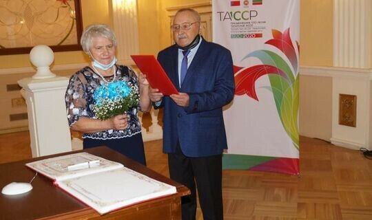 Бөгелмәдә яшәүче гаиләгә «ТАССРның 100 еллыгы» билгесен тапшырдылар
