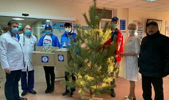 Бөгелмәдә Covid-госпитальгә уенчыклары белән бергә чыршы бүләк иттеләр