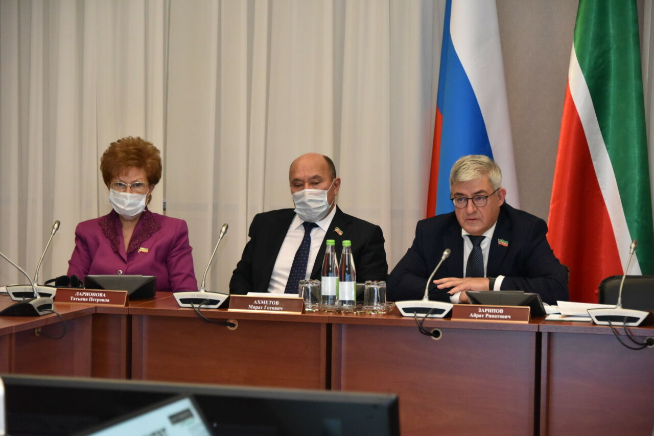 Марат Әхмәтов татар теле укытучыларының җаваплылыгын арттыру кирәк дип саный