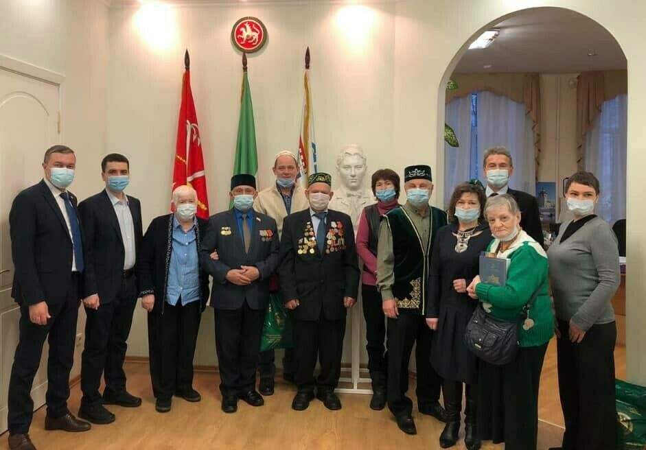 Санкт-Петербург татарлары сугыш ветераннарын, тыл хезмәтчәннәрен Яңа ел белән котлады
