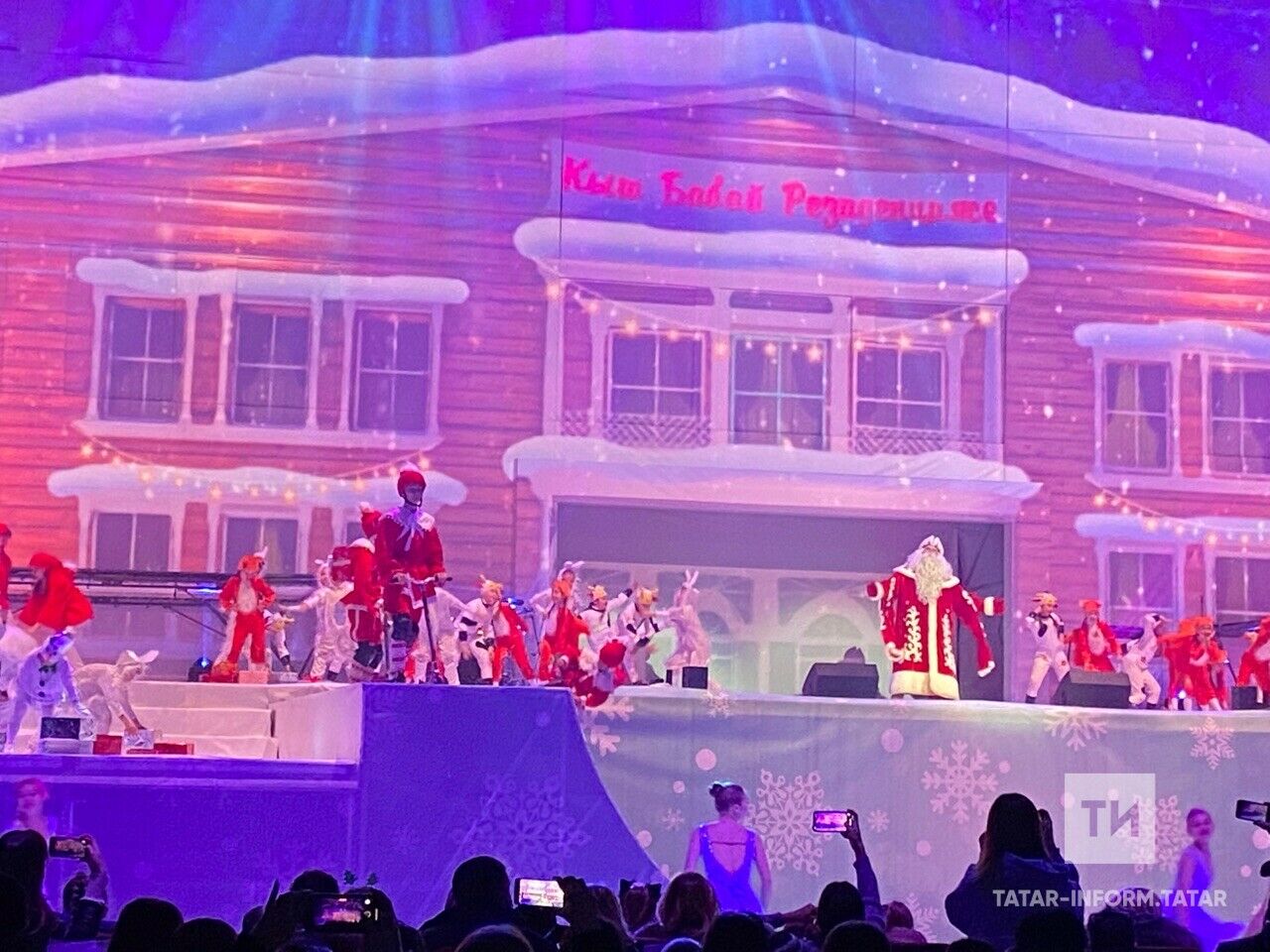 Рөстәм Миңнеханов Чыршы бәйрәмендә балаларга: Барыгызны да ихтыяр көче берләштерә