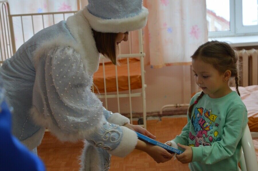 Түбән Камада Кыш бабай хастаханәдә ятучы балаларны котлаган