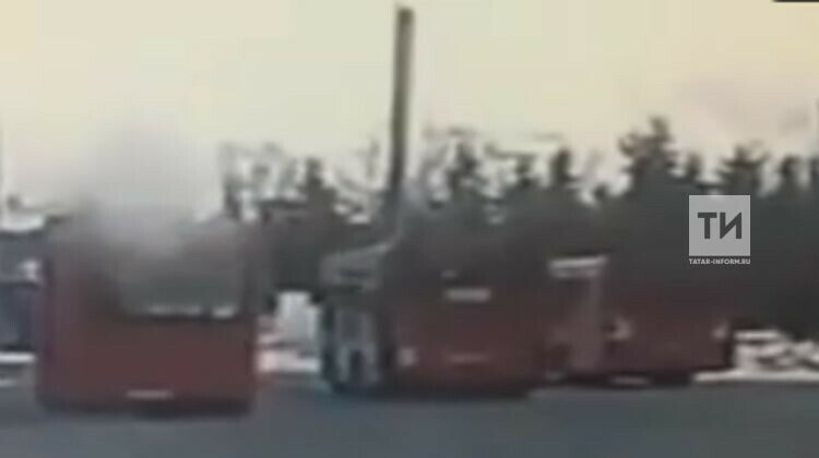 Казанда өч автобус белән булган юл-транспорт һәлакәте видеосы чыкты
